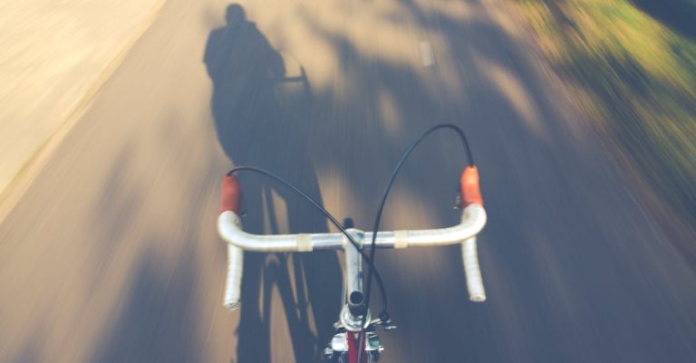 descubre el apasionante mundo del ciclismo de carretera, donde la velocidad y la resistencia se encuentran. únete a nosotros para explorar rutas desafiantes, consejos de entrenamiento y las últimas novedades en bicicletas y equipamiento para ciclistas de todos los niveles.