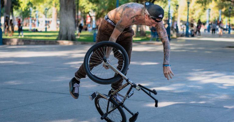 descubre el emocionante mundo del ciclismo extremo, donde la adrenalina y la aventura se combinan en paisajes impresionantes. únete a nosotros para explorar rutas desafiantes y obtener consejos para principiantes y expertos. ¡atrévete a pedalear más allá de tus límites!