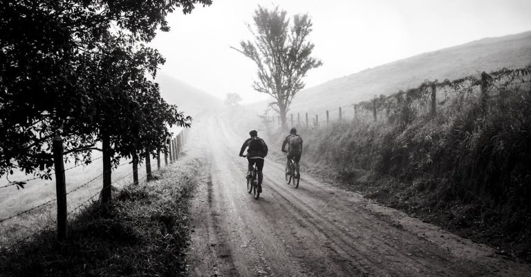 descubre el emocionante mundo del ciclismo, donde la aventura, la salud y la velocidad se unen. desde rutas pintorescas hasta competencias desafiantes, explora todo lo que el ciclismo tiene para ofrecer.