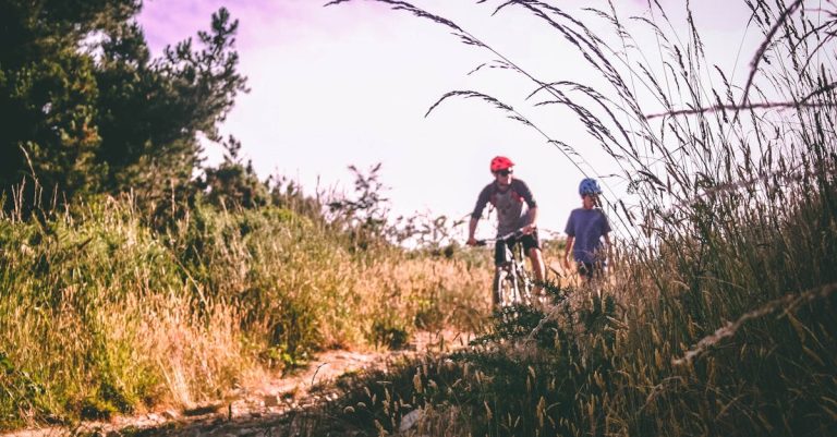 descubre la emoción del ciclismo de montaña, una experiencia llena de aventuras y paisajes impresionantes. explora senderos desafiantes, mejora tus habilidades y disfruta de la naturaleza en su máximo esplendor.