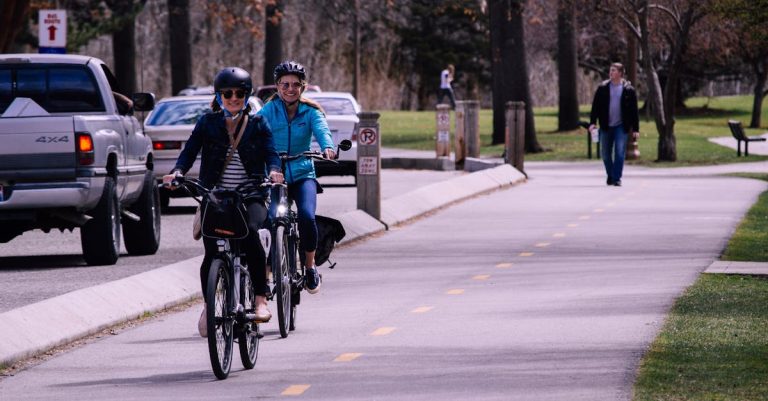 descubre el apasionante mundo del ciclismo: consejos, rutas, y todo lo que necesitas saber para disfrutar de tus paseos en bicicleta al máximo.