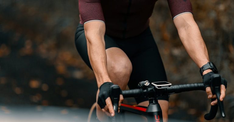 descubre nuestros guantes de ciclismo, diseñados para ofrecer comodidad y soporte en cada recorrido. confeccionados con materiales de alta calidad, garantizan un agarre excepcional y protección contra las inclemencias del tiempo.