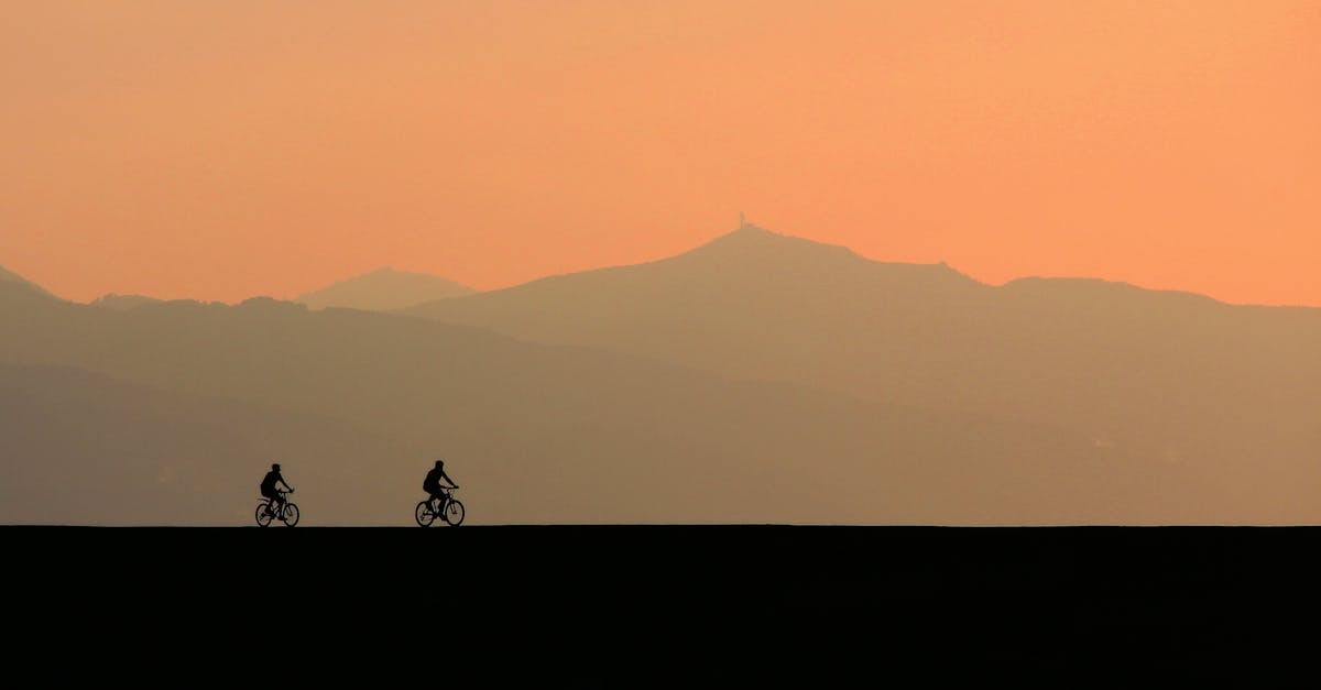 descubre los errores más comunes en el ciclismo que pueden afectar tu rendimiento y seguridad. aprende a evitar estos fallos y mejora tu experiencia sobre la bicicleta.