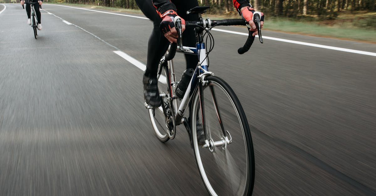 descubre cómo mejorar tu velocidad en ciclismo con consejos y técnicas efectivas. conviértete en un ciclista más rápido y alcanza tus metas en la carretera.