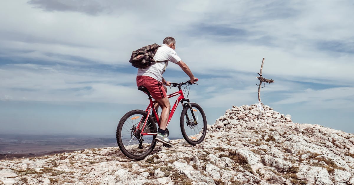 descubre la emoción del mountain biking en senderos desafiantes y paisajes impresionantes. experimenta la libertad y la aventura mientras pedaleas por montañas y bosques.