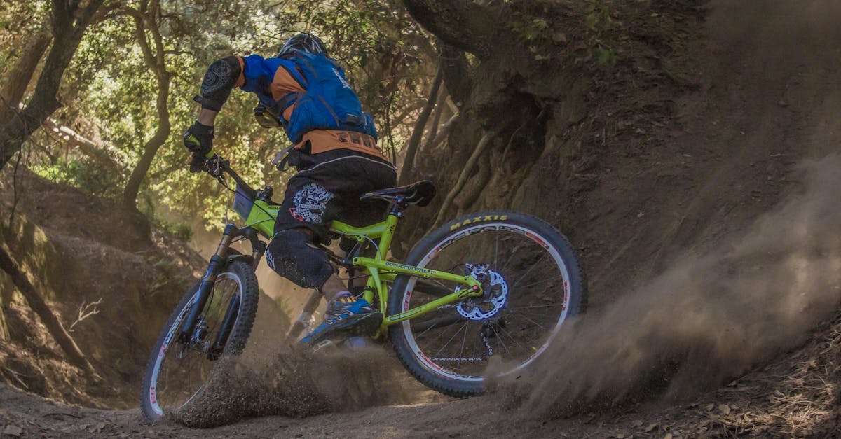 descubre la emoción del mountain biking en impresionantes senderos. vive aventuras al aire libre, mejora tus habilidades y conecta con la naturaleza mientras disfrutas de rutas desafiantes y paisajes espectaculares.