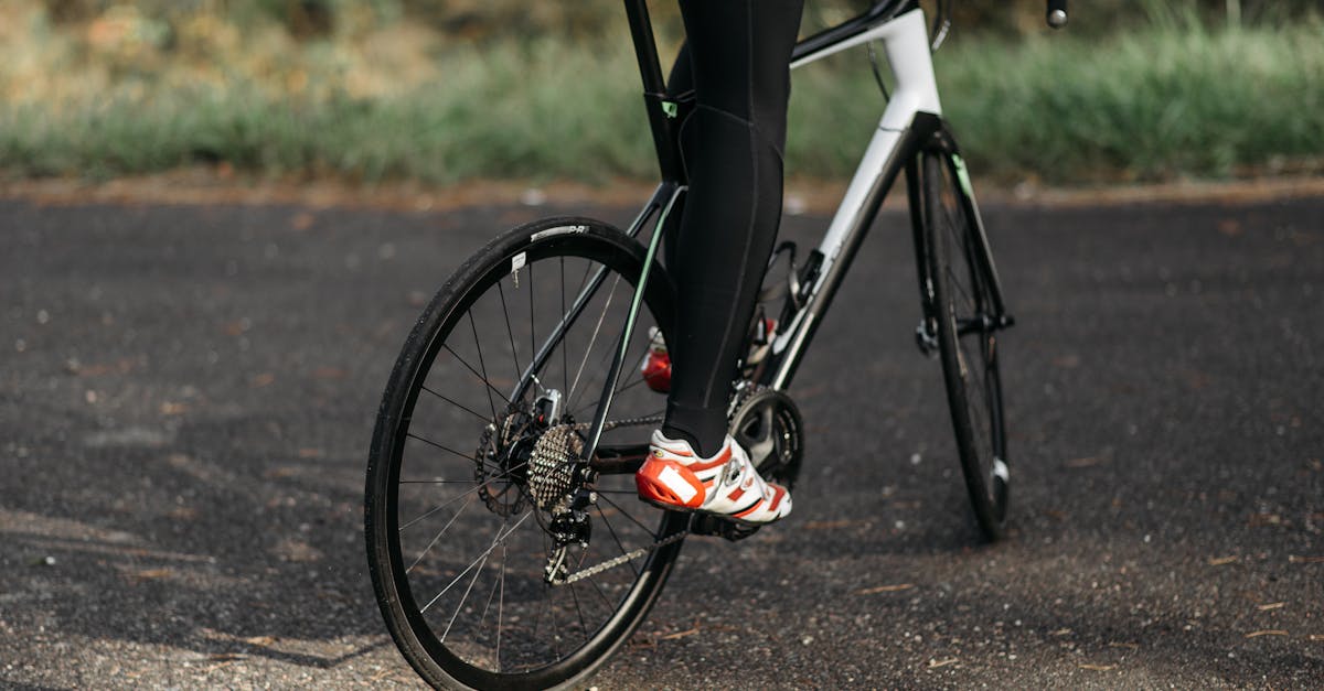 descubre el emocionante mundo del ciclismo de carretera, donde la velocidad y la resistencia se combinan en rutas desafiantes. únete a la comunidad de ciclistas apasionados y mejora tus habilidades mientras exploras paisajes impresionantes.