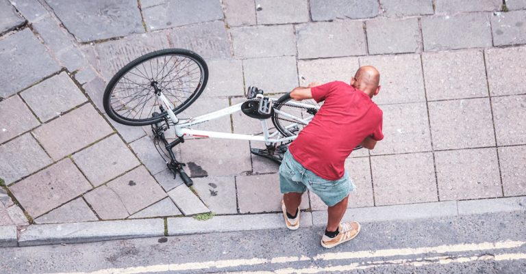 descubre cómo realizar ajustes esenciales en tu bicicleta para mejorar el rendimiento y la comodidad en cada paseo. optimiza tu experiencia sobre dos ruedas con nuestros consejos prácticos.