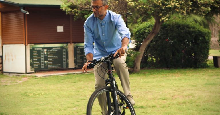 descubre nuestras gafas de ciclismo, diseñadas para ofrecerte la máxima protección y comodidad en cada paseo. con lentes de alta calidad y estilos modernos, pedalea con confianza y estilo en cualquier condición.