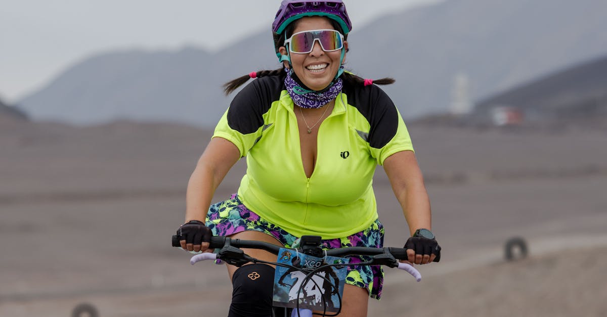 descubre nuestras gafas de ciclismo de alta calidad, diseñadas para ofrecerte protección y comodidad en cada pedalada. mejora tu rendimiento y disfruta de una visión clara en todas tus aventuras sobre dos ruedas.